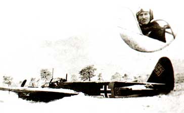 Бомбардировщик «Юнкерс-88», сбитый летчиком-истребителем А. Н. Годовиковым 29 декабря 1941 года в бою над станцией Суда. Этот первый сбитый в вологодском небе вражеский самолет сфотографирован на месте падения. В верхнюю часть снимка вмонтирован портрет А. Н. Годовикова в кабине истребителя
