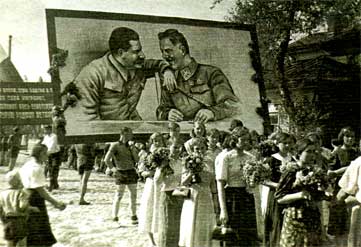Первомайская демонстрация 1938 года в Вологде. На транспаранте — И. В. Сталин и К. Е. Ворошилов