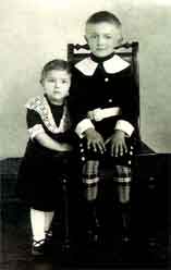 Маленькие вологжане Боря и Геля Богдановы. Фотография 1914 года