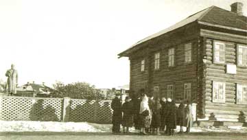 В 1937году в Вологде, в доме, где, находясь в ссылке, жил И. В. Сталин, организован мемориальный музей. Фотография 1938 года