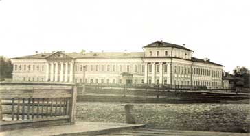 Здание Вологодской мужской гимназии (первоначально — Странноприимный дом и Главное народное училище) на Парадной площади. Фотография 1870-х годов
