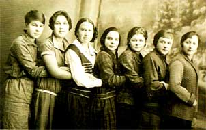 Группа ликвидации безграмотности из учениц Череповецкого педагогического техникума, направленная в Вологду. Фотография 1930 года