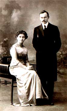 Семья вологжан-интеллигентов: Анна Константиновна и Алексей Александрович Ломакины. Фотография 1914 года