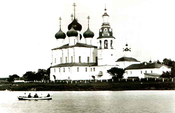 Катание на лодке у Георгиевских церквей на Наволоке. Фотография начала XX века