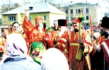 Крестный ход в Светлую седмицу совершают епископ Вологодский и Великоустюжский Максимилиан и настоятель храма Покрова на Козлене протоиерей Валерий Бурков. Фотография 2001 года