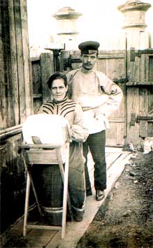 Вологодская кружевница-артельщица Анна Александровна Богородская с сыном. Фотография 1910-х годов 