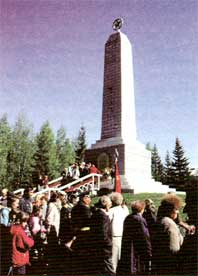 Памятник на Введенском кладбище на месте захоронений воинов, умерших от ран в вологодских госпиталях. Фотография 9 мая 2001 года