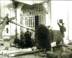 Переоборудование закрытого Спасо-Всеградского собора под Дом искусств в 1924—1925 годах началось со сбрасывания колоколов