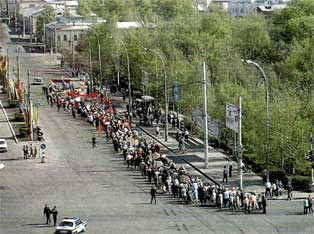 Первомайская демонстрация 2001 года в Вологде выглядит значительно скромнее всенародных манифестаций советских лет