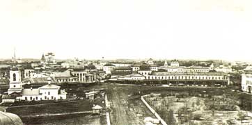 Ансамбль зданий Каменного моста замыкает перспективу Сенной площади (ныне площадь Революции). Фотография конца 1860-х годов