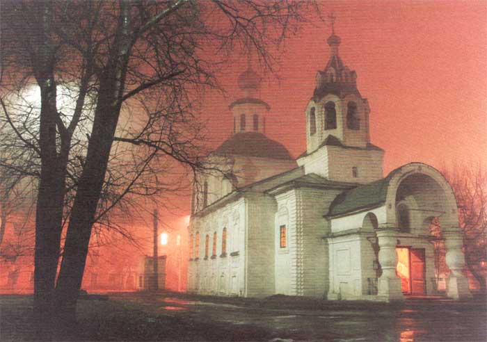 Церковь Покрова на Торгу (ныне Торговая площадь, 8), построенная на средства купца Пояркова в стиле провинциального барокко в 1778—1780 годах. Фотография 2000 года