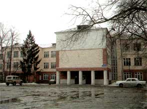 Здание поликлиники Северной железной дороги (Челюскинцев, 48) с полезной площадью 4000 кв. метров, построенное в 1934—1937 годах. Одно из наиболее значительных сооружений тех лет, выстроенное в стиле конструктивизма. Фотография 2002 года