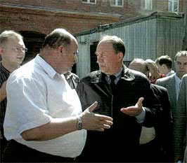 Губернатор В. Е. Позгалев и глава города А. С. Якуничев осматривают строящийся корпус средней школы № 1 Вологды. Фотография 2000 года
