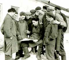 Рабочие жестяночного цеха комбината бы¬тового обслуживания изучают материалы Февральского пленума ЦК КПСС. Фотография 16 апреля 1964 года