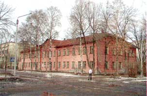 Здание родильного дома № 1 (Пирогова, 24), построенное в 1937—1938 годах. Фотография 2002 года