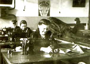 Швеи вологодской фабрики имени Клары Цеткин за изготовлением продукции военного назначения. Фотография 1943 года