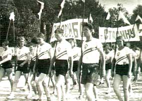 Первомайская демонстрация 1938 года. Спортсмены подходят к трибуне на площади Революции