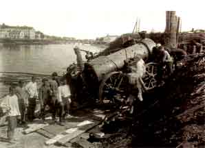 Строительство Октябрьского моста: спуск парового котла для забивания свай с помощью копра. Фотография 18 августа 1929 года 