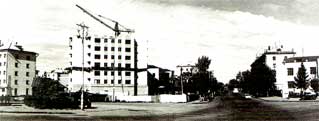 Строится первый в Вологде девятиэтажный дом (Мира, 96). Фотография 1968 года