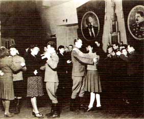 Танцы в зале клуба железнодорожников. Фотография 1946 года