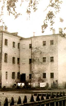 Здание пересыльной тюрьмы в Вологде (ныне улица М. И. Ульяновой, 23). Открытка первой половины XX века