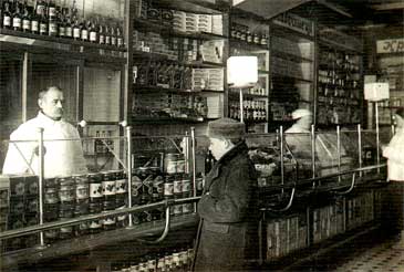 У прилавка нового магазина «Гастроном». Фотография 1938 года