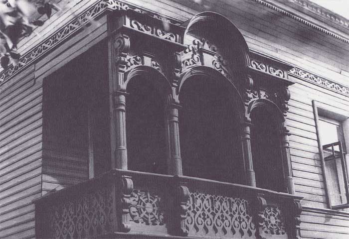 Трехарочный балкон дома № 2 по ул. Чернышевского, украшенный объемной резьбой. Фото конца XX века 