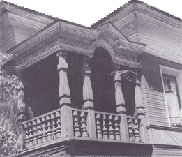 Балкон, украшенный балясинами. Фото конца XX века