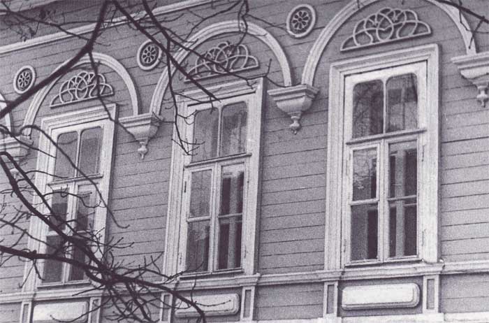 Дом Соковикова. Окна второго этажа фасада по улице Предтеченской