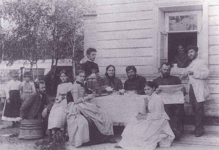 А. Е. Фаворский (крайний слева) во дворе дома среди друзей. Фото 1887 года