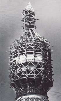 Золочение главы колокольни Софийского собора. Фото 1980-х годов