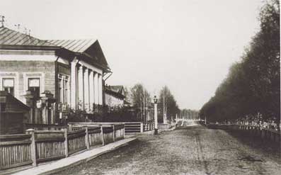 Дом Волкова в первоначальном виде — с классическим декором наличников и зимним садом (правая часть здания). Фото 1870-х годов
