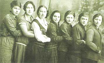 Группа ликвидации безграмотности из учениц Череповецкого педагогического техникума, направленная в Вологду. Фото 1930 года.