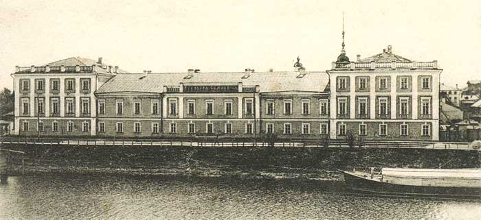 Здание на набережной Вологды, где в 1798-1917 годах находилась Вологодская духовная семинария. Открытка начала XX века.
