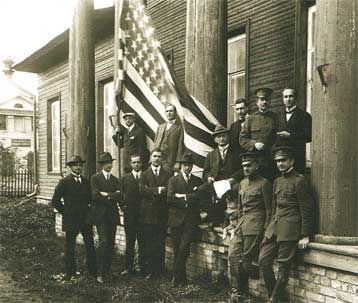 Сотрудники американского посольства в Вологде перед домом на улице Екатерининской-Дворянской (ныне улица Герцена, 35). Весна 1918 года.