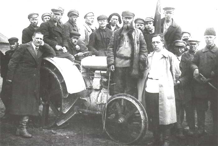 Первый трактор в Грязовецком районе. Фото начала 20-х годов.