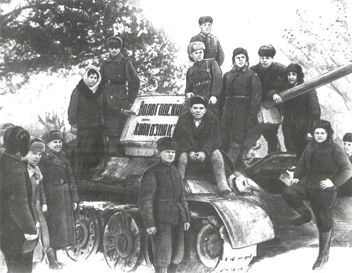 Вологжане передают Красной Армии танковую колонну «Вологодский колхозник». Фото 1943 года.