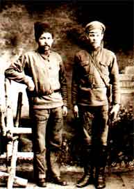 Бойцы первого вологодского продовольственного отряда Крутиков и Кузнецов. Фотография 1918 года