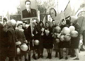 Сотрудники и студенты ВГПИ на ноябрьской демонстрации. Фотография середины 1960-х годов