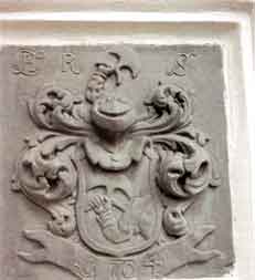 Чугунная доска с гербом и датой «1704», находящаяся над входной дверью дома Гутманов (аббревиатурой «HRS», возможно, сокращенно записан какой-то латинский девиз)