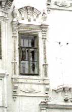 Церковь Сретения (1731-1735). Фрагмент изразцового и кирпичного декора северного фасада
