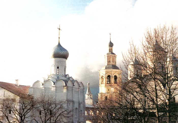 Храмы Спасо-Прилуцкого монастыря. Здесь в течение трех месяцев (в октябре—декабре 1812 года) хранились эвакуированные из Москвы православные святыни и сокровища церковных ризниц