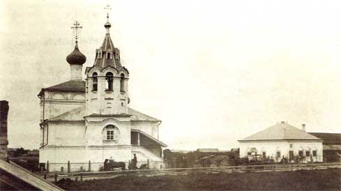 Так выглядел в 1880-е годы первый в Вологодской губернии музей (как тогда говорили, «Исторический уголок города Вологды»), включавший в себя дом Гутманов и построенную в 1628 году церковь Федора Стратилата