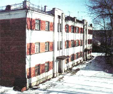Первый в Вологде каменный многоквартирный жилой дом (Путейская, 5). Построен в 1930—1935 годах для железнодорожников по типовому проекту в стиле конструктивизма. Фотография 2002 года 