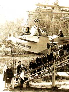 «На целинные земли» и «в Антарктиду» летели бутафорские самолеты карусели детского парка на площади Революции в 1963 году