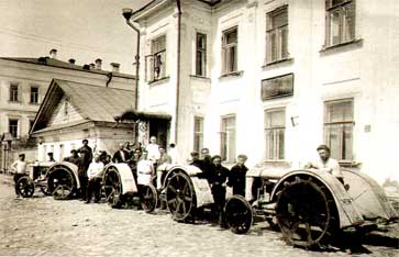 Прибытие в Вологду колонны тракторов. Фотография 1926 года