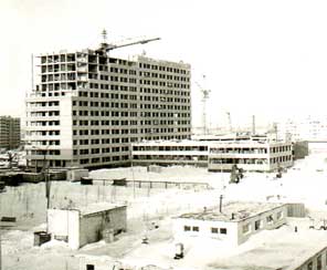 Строится корпус областной больницы на Пошехонском шоссе. Фотография 1983 года