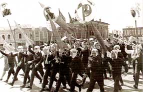 Клуб юных космонавтов на первомайской демонстрации начала 1960-х годов