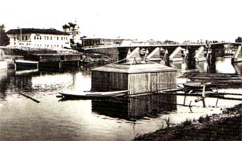 Купальня на реке Вологде у Красного моста. Открытка начала XX века