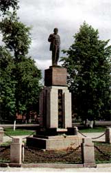 Памятник В. И. Ленину в парке на площади Революции. Фотография 2001 года